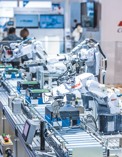 11月5日，在进博会技术装备展区，工业机器人正在演示生产场景。.jpg