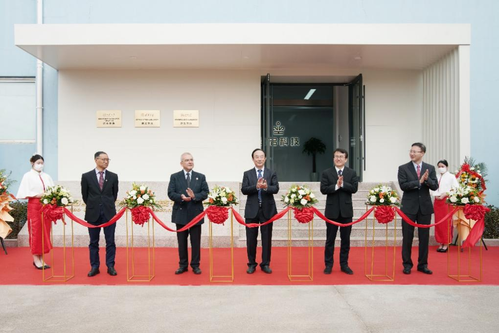 朱振华董事长（中）、朱磊副董事长（右一）、葛兴福院士（左二）、朴哲范院士（右二）、左明健院士（左一）共同为氢启科技剪彩.png