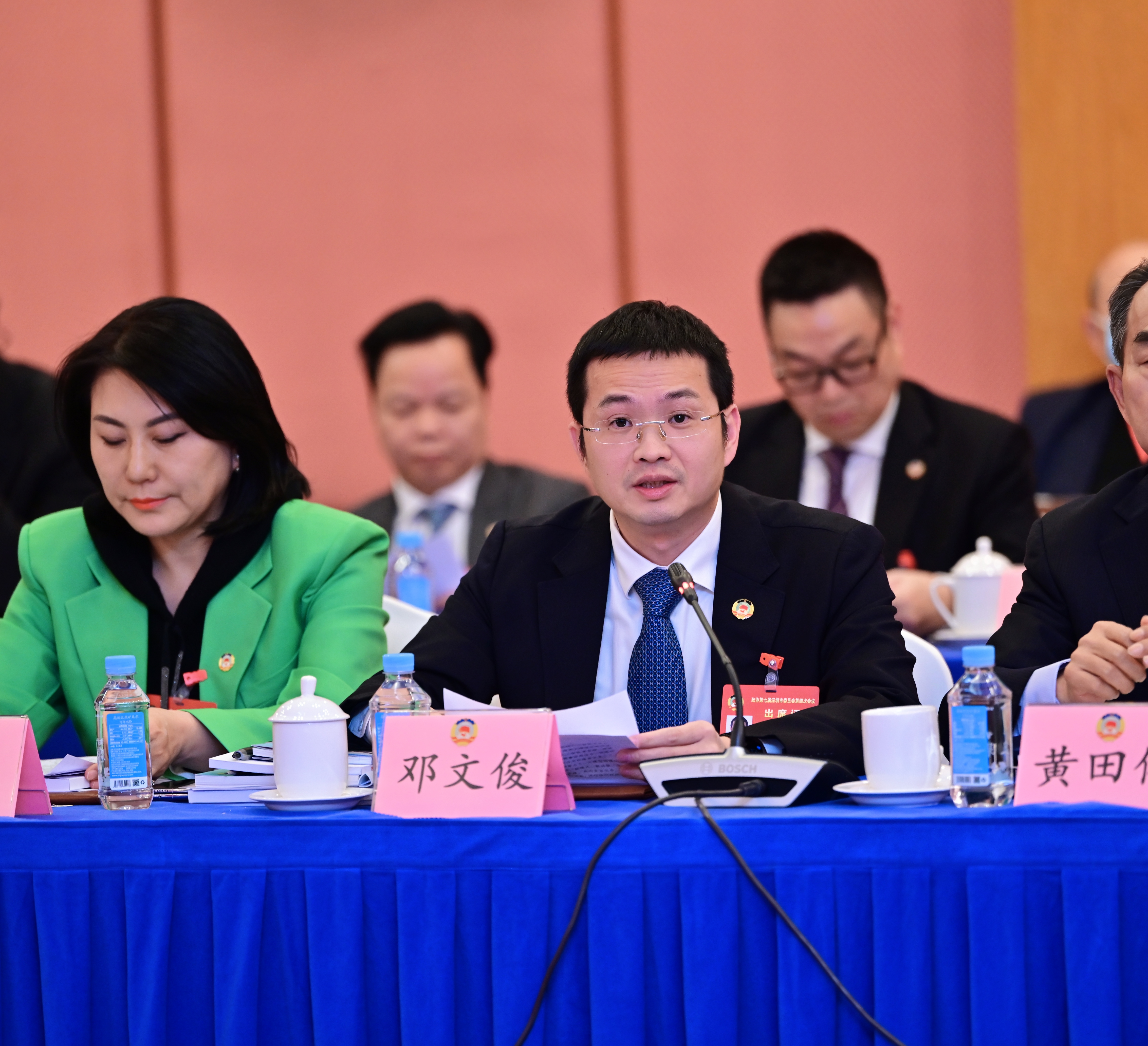 邓文俊发言(宋春雨 摄)深圳市政协委员,中国科学院深圳先进技术研究院