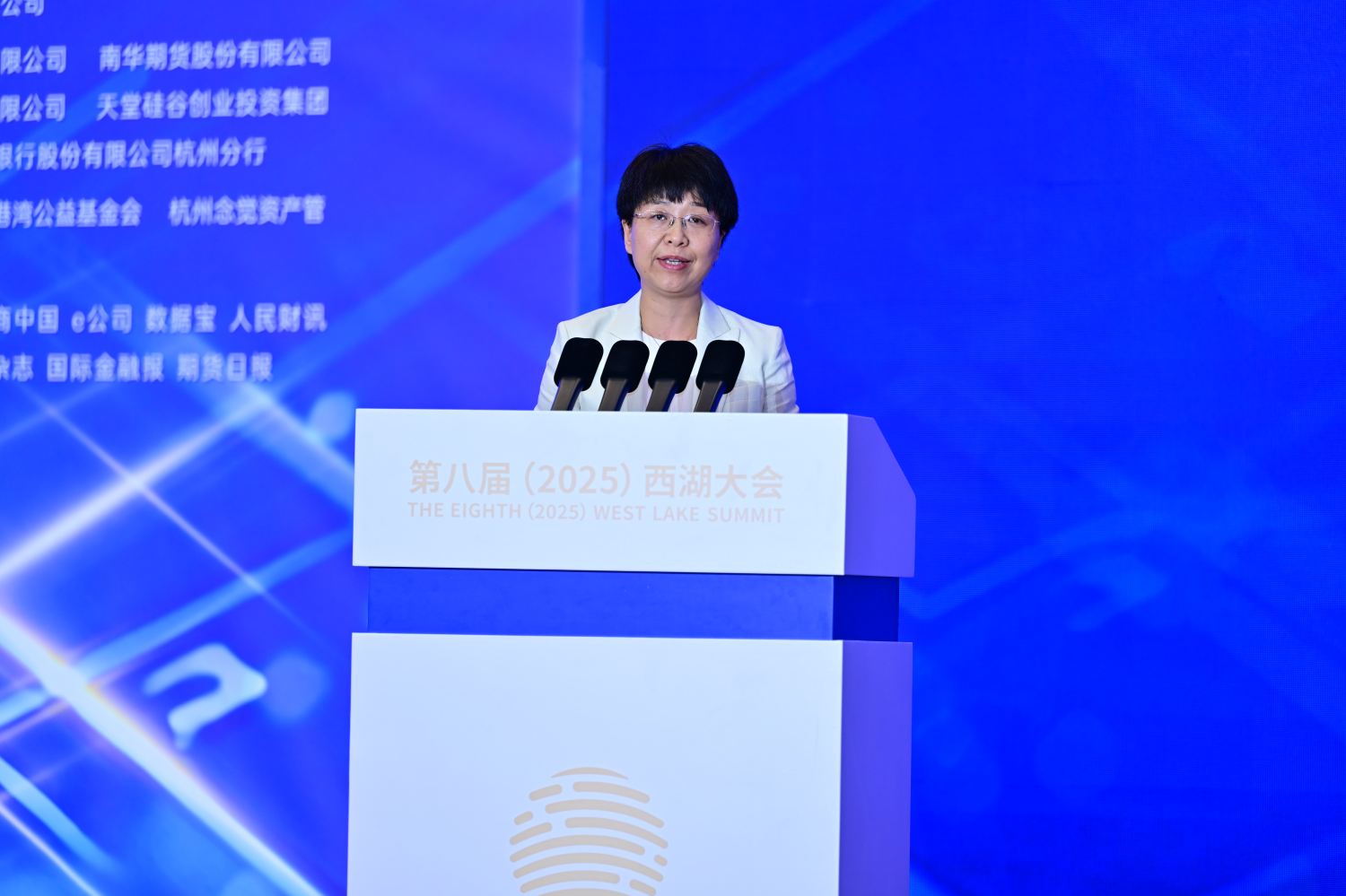图为杭州市上城区委书记章燕致辞。.jpg
