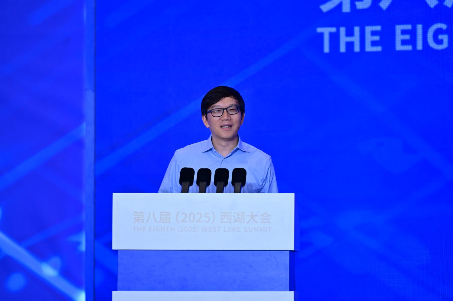 图为上海科学智能研究院院长、复旦大学人工智能创新与产业研究院院长漆远作主旨演讲。.jpg