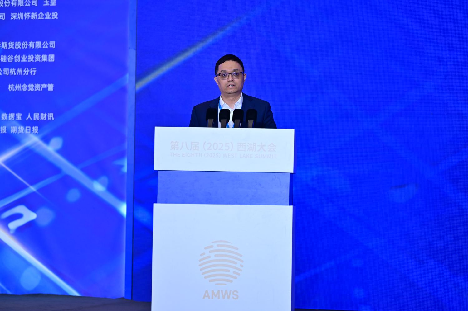 图为浙商证券股份有限公司党委书记、总裁钱文海作主旨演讲。.jpg