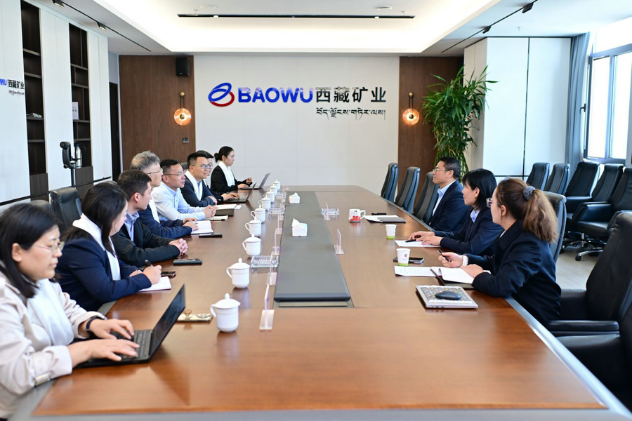 圖為為證券時報社黨委書記、社長兼總編輯程國慧一行采訪西藏礦業(yè)董事長張金濤場景。.jpg