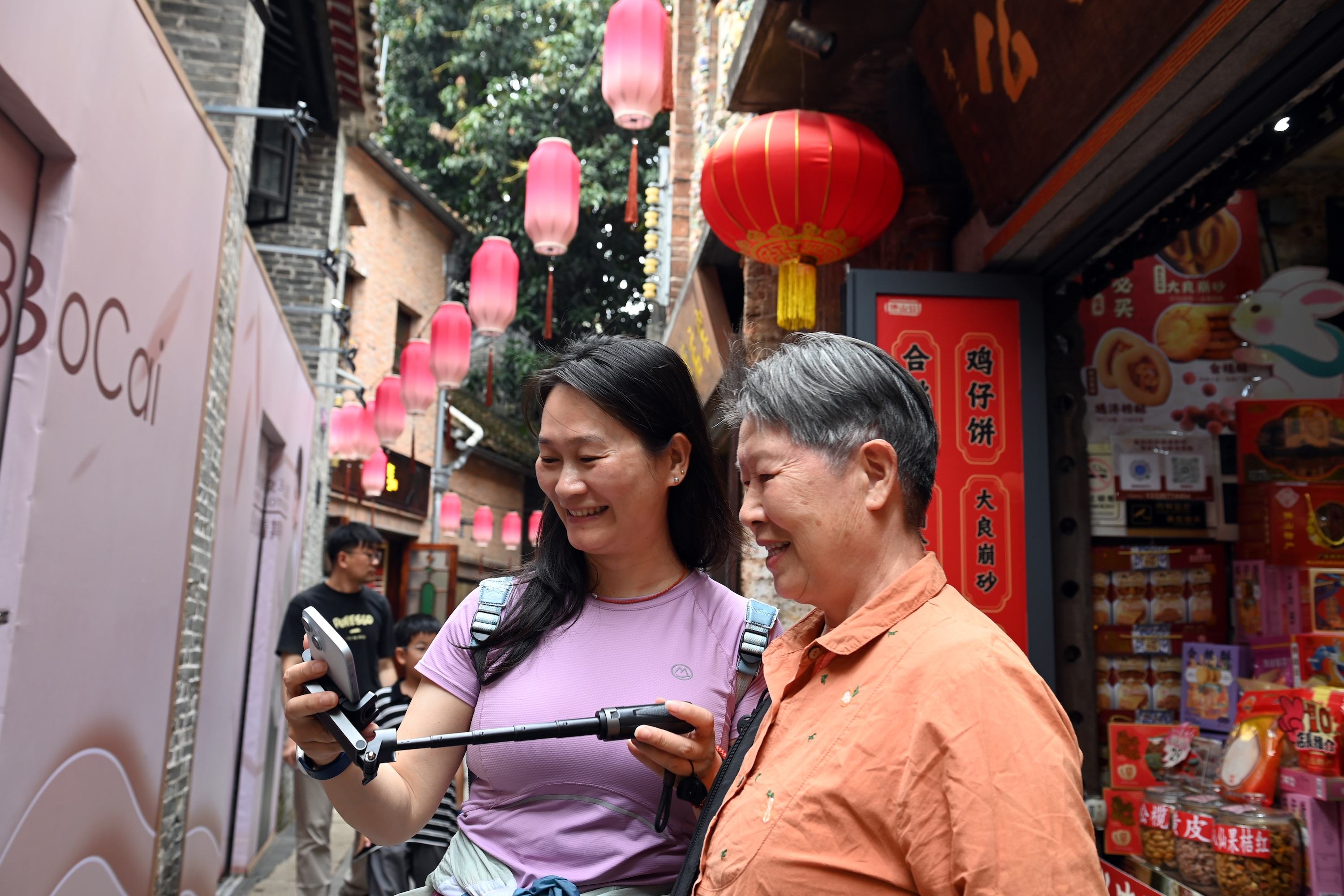 1775381145733707.jpg 游客在佛山市岭南天地游玩。陈斌摄.jpg/