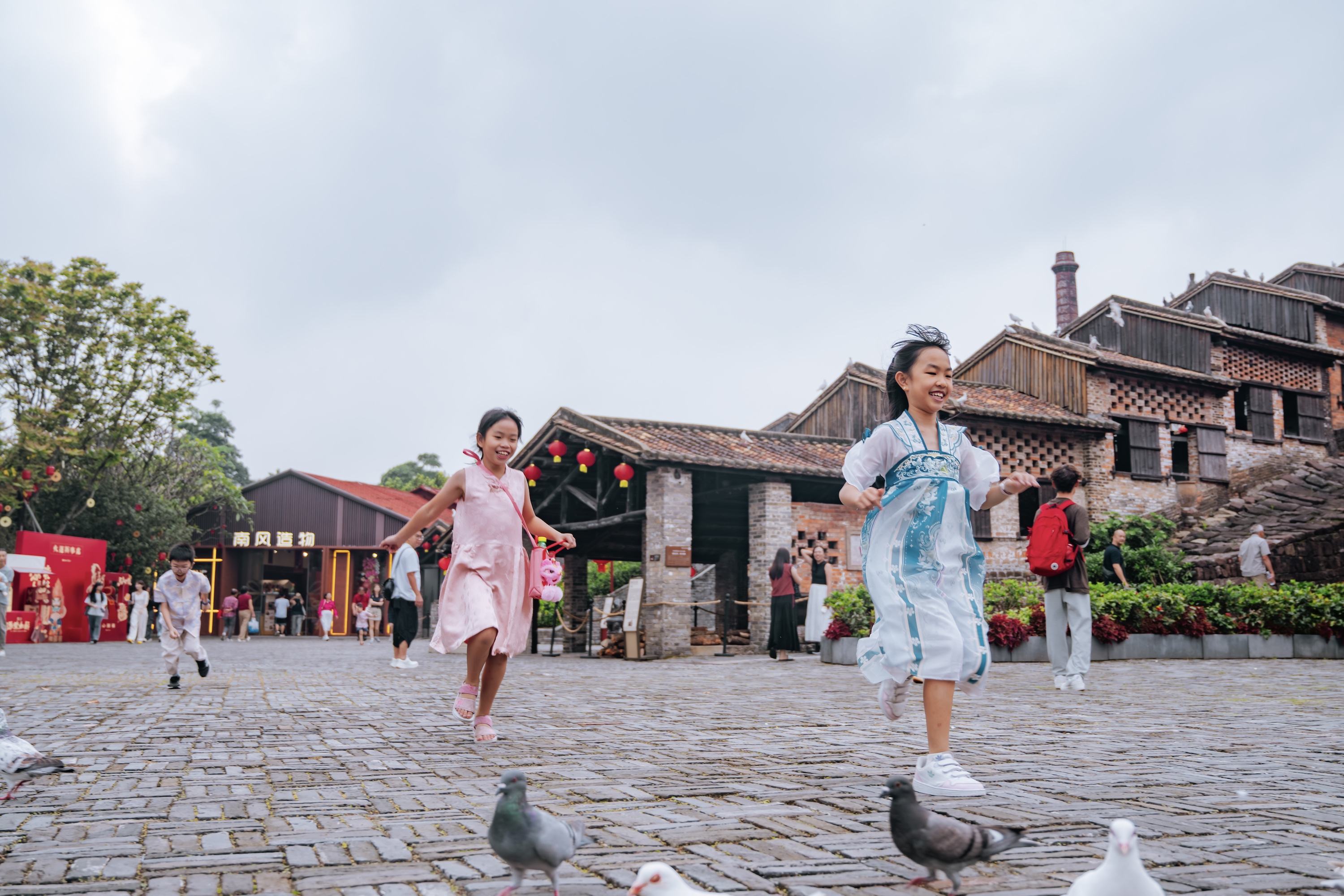 1775381177553981.jpg 游客在佛山市南风古灶景区游玩。邱活摄.jpg/