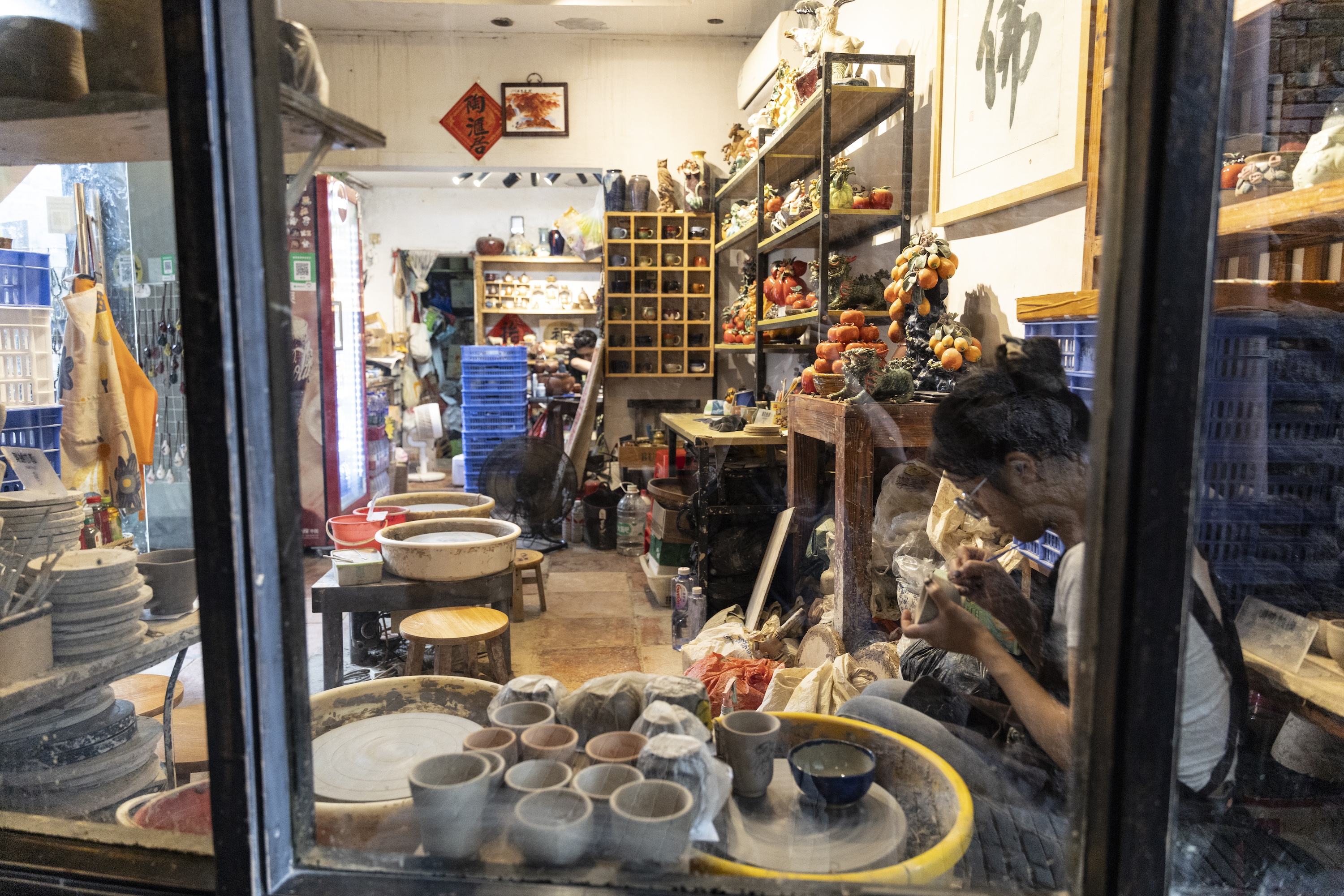 1775381206633175.jpg 位于佛山市南风古灶景区的特色陶艺小店。王剑摄.jpg/