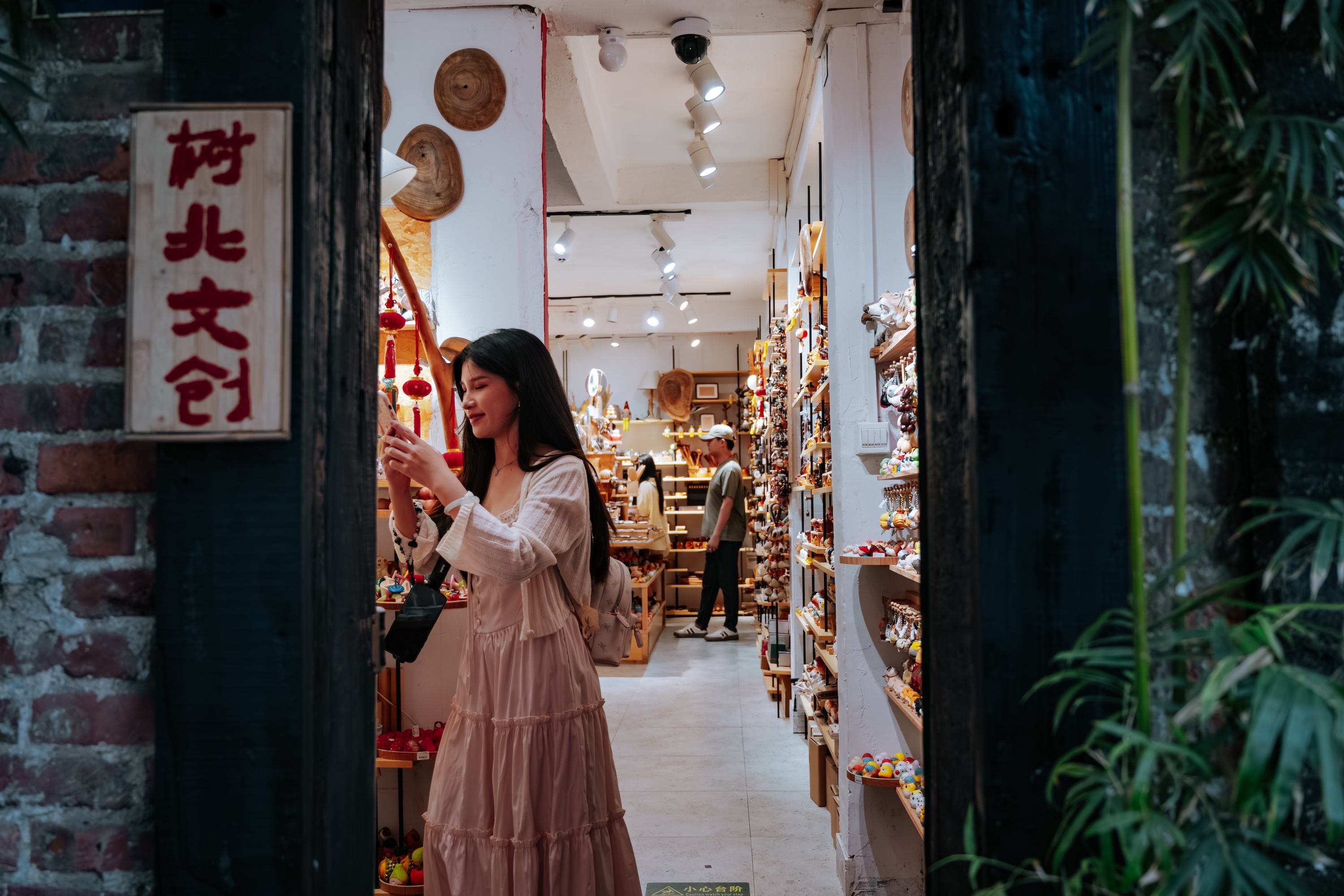 1775381229868721.jpg 游客在佛山市南风古灶景区的文创店铺购物。邱活摄.jpg/