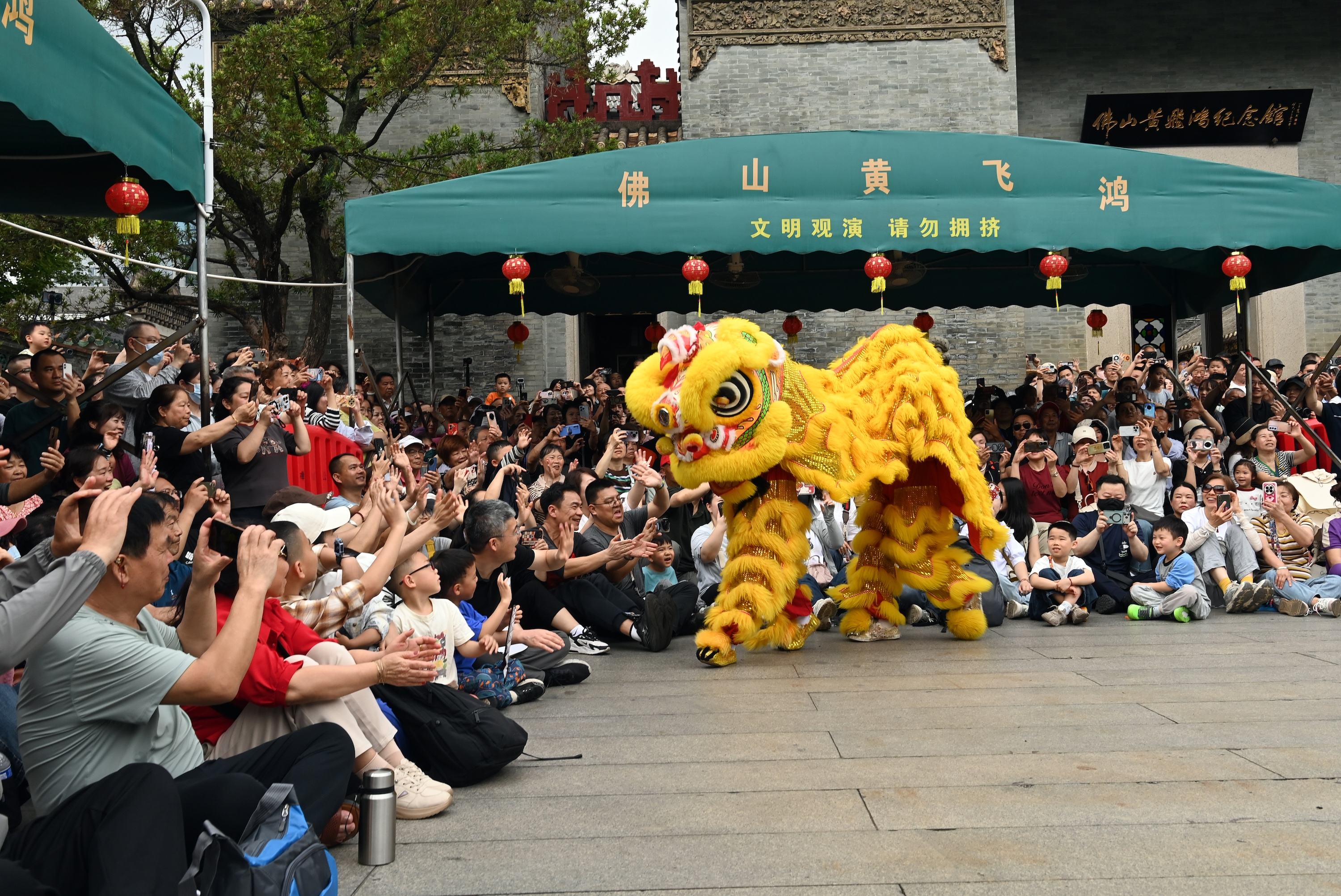 1775381259544013.jpg 佛山市祖庙博物馆,游客与醒狮互动。陈斌摄.jpg/