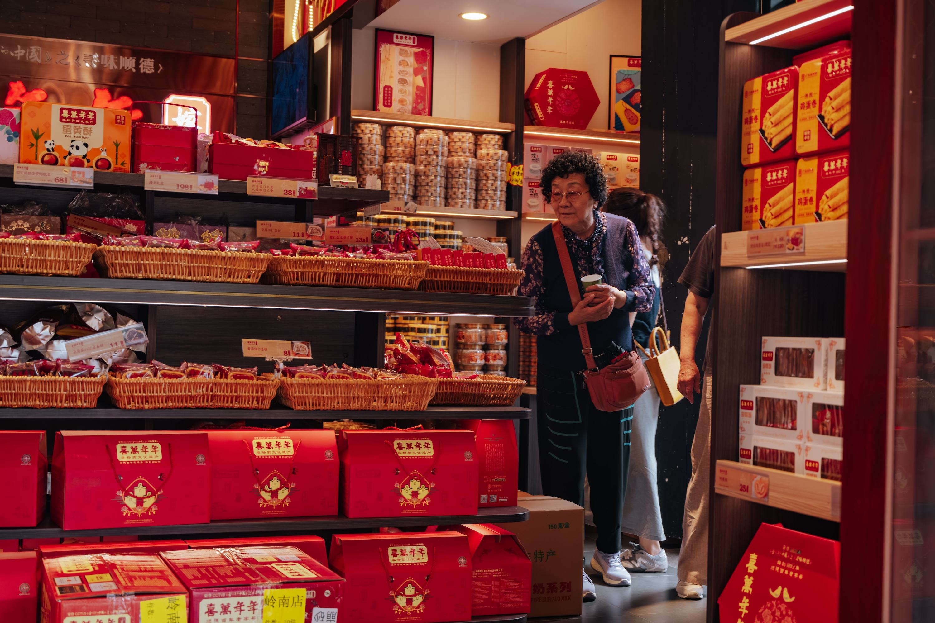 1775381274839536.jpg 游客在佛山市岭南天地里购物、休闲。邱活摄.jpg/