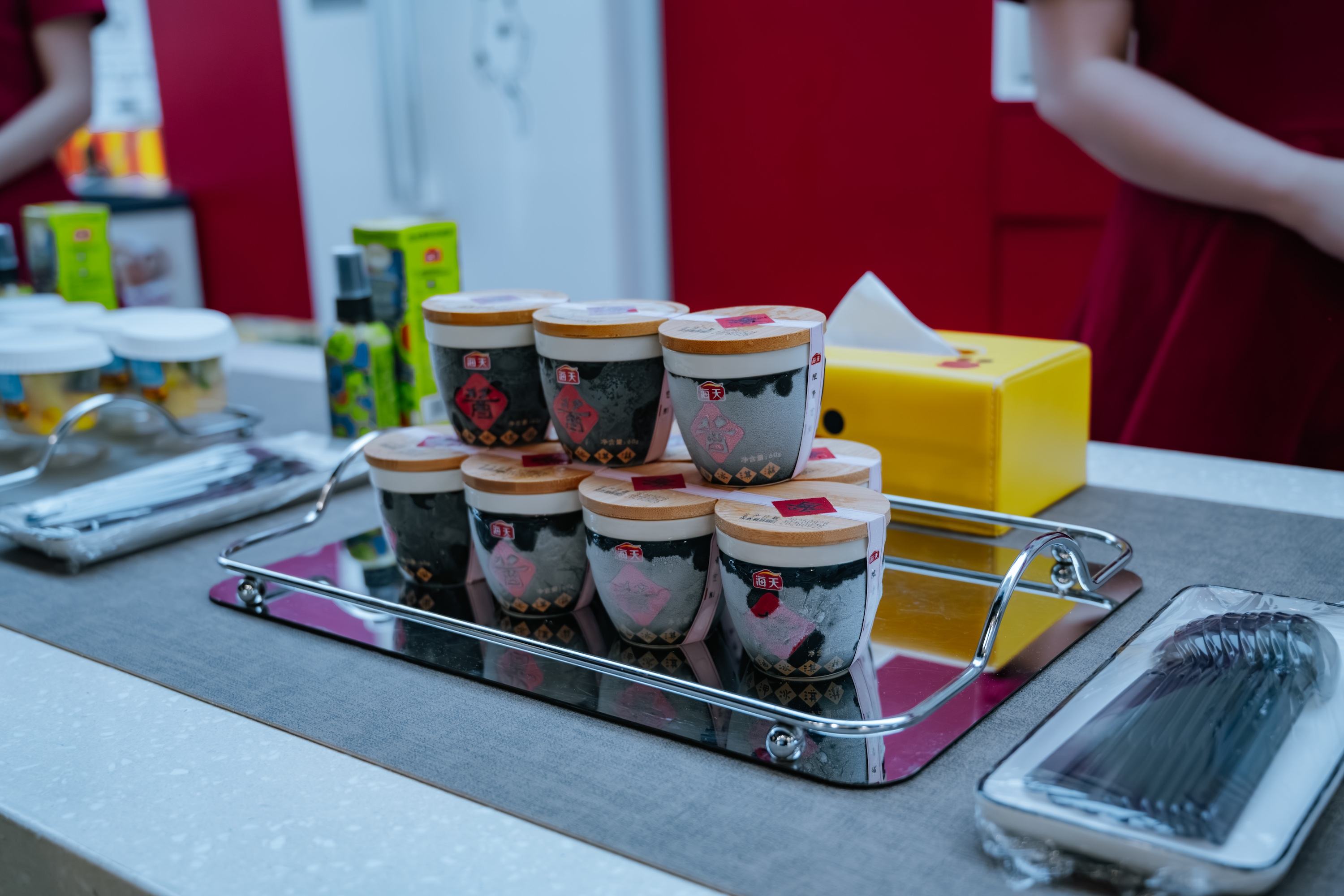 1775381299998123.jpg 海天阳光工厂里以酱缸为原型的冰淇淋杯。邱活摄.jpg/