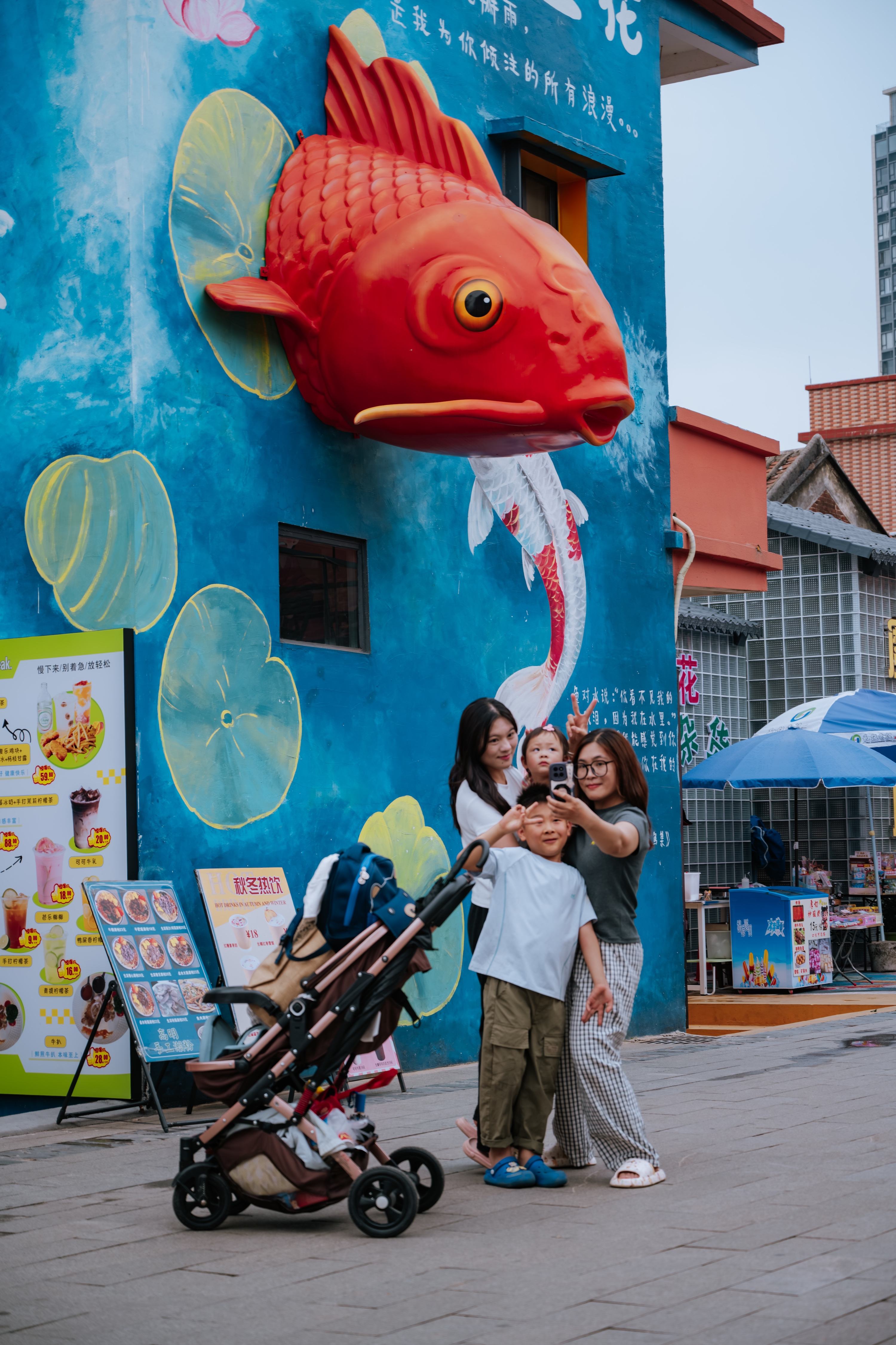 1775381358689374.jpg 游客在佛山市高明区苏村拍照留念。邱活摄.jpg/