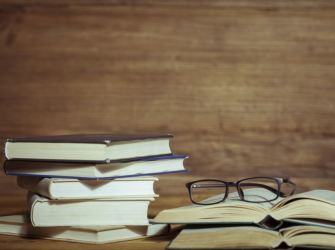 学生“不上课”、中介“包教务”、学校“搞创收”部分高校成人教育沦为“文凭批发厂”