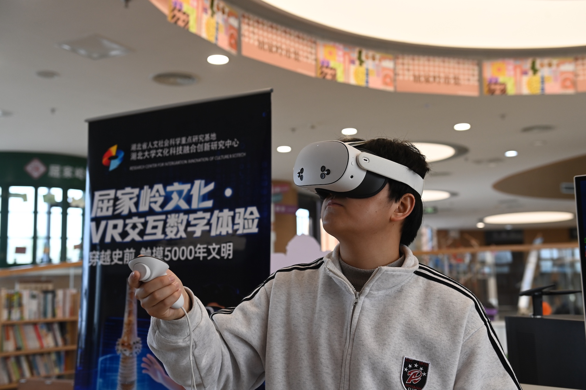 1775812752689795.jpg 娓稿鍦ㄥ眻瀹跺箔閬楀潃鍗氱墿棣嗕綋楠孷R璁惧銆傞檲鏂屾憚.jpg