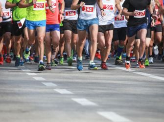 人形机器人“半马”快过人类 实现“替人干活”需更多大考