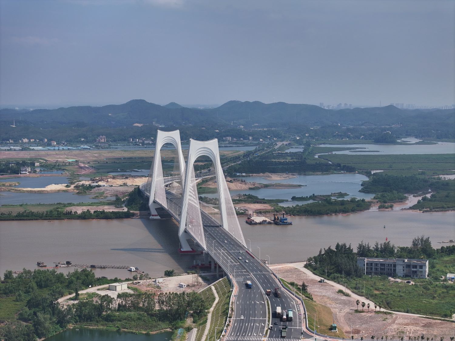 1789529477865064.jpg 图为平陆运河入海口标志性双塔斜拉桥,平陆运河唯一限制性桥梁,运河出海口的水上门户-北部湾大桥(沙井大桥).jpg