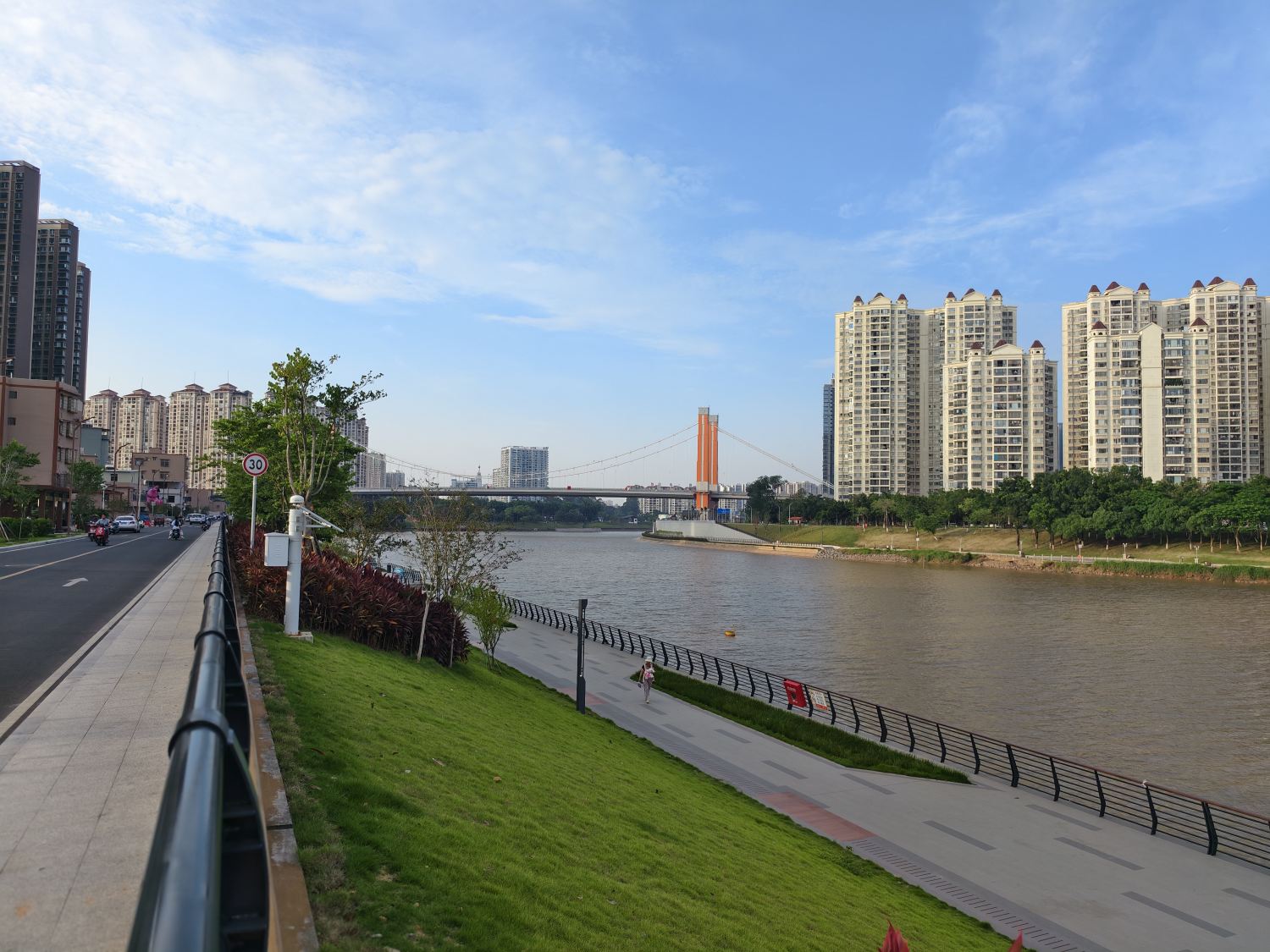 1789529773373862.jpg 钦州四桥(子材大桥)一带的运河两岸绿化场景。.jpg