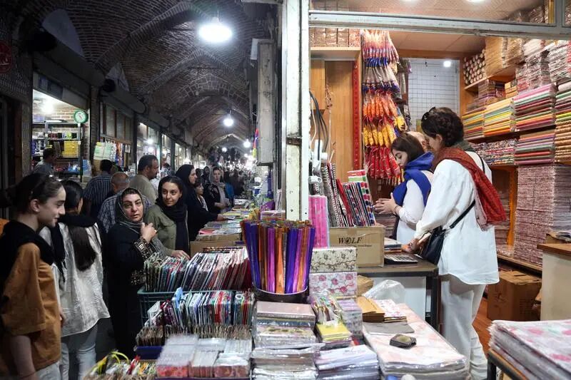 去年9月，人们在伊朗东阿塞拜疆省大不里士大巴扎内购物。新华社