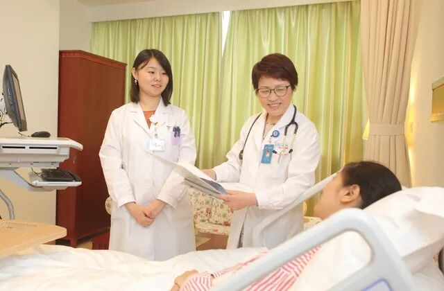 顾静文(中)在华山医院国际部查房。