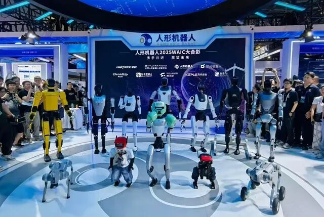 人形机器人在WAIC合影。（供图：国家地方共建人形机器人创新中心）